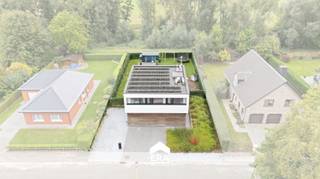 [[ DIT PAND NEEMT DEEL AAN DE ERA OPEN HUIZEN DAG OP 6/12 VAN 11:00 TOT 12:00 ]]
<p><strong>Stijlvol wonen aan de rand van het bos – luxueuze villa in Grimbergen</strong></p><p>In een rustige, doodlopende straat van het groene Grimbergen bevindt zich deze exclusieve, energiezuinige villa die luxe en comfort op een uitzonderlijk niveau samenbrengt. Achter de strakke architectuur schuilt een warm en hedendaags interieur, met een fenomenaal zicht op de zuidgerichte tuin en het achterliggende bos – pure privacy en sereniteit, recht vanuit uw leefruimte.</p><p>Dankzij een geothermische warmtepomp, vloerverwarming, 13,5 kW zonnepanelen, een 20 kW thuisbatterij én EPC-label A, woont u hier toekomstgericht en duurzaam, zonder in te boeten op comfort. De woning telt vier ruime slaapkamers, waarvan de master suite is uitgerust met een royale inloopdressing en een en-suite badkamer.</p><p>De kelder (150m³) biedt veel stockageruimte en is voor 60m² ingericht als homecinema en speelruimte. Dit biedt een zee aan mogelijkheden – van wellness tot werkruimte,... Buiten geniet u van een verwarmd zwembad, perfect geïntegreerd in het landschap. Voor uw veiligheid is er videobewaking en een alarmsysteem.</p><p>De dubbele garage en royale oprit maken het plaatje compleet. Dit is geen huis, maar een levensstijl – discreet luxueus, doordacht ontworpen en tot in de puntjes afgewerkt.</p>