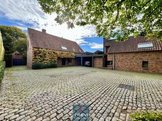 Videopresentatie beschikbaar: https://youtu.be/p9fmXeLqLrM In een aantrekkelijke woonstraat, groot pand bestaande uit een mooi huis, een grote...