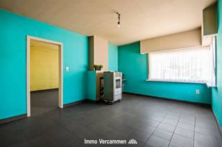 <p><span>In een rustige straat, vlakbij het centrum van Beerzel, bevindt zich deze gelijkvloerse halfopen bebouwing op een aangename locatie. </span></p><p><span>De woning dient grondig gerenoveerd te worden, maar biedt tal van mogelijkheden voor wie op zoek is naar een renovatieproject met potentieel.</span></p><p><span>De indeling omvat een leefruimte, keuken, 2 slaapkamers, badkamer met douche en een praktische wasplaats/berging. Extra troef zijn de 2 garages, ideaal voor wagens, hobbyruimte of extra opslag.</span></p><p><span>Dankzij de rustige ligging en de nabijheid van winkels, openbaar vervoer en verbindingswegen vormt dit pand een interessante opportuniteit.</span></p><p><span>Renovatieplicht EPC: binnen 6 jaar na aankoop = verplichte renovatie tot label D of beter.</span></p><p><span>Troeven:</span></p><ul><li><span>Gelijkvloers wonen </span></li><li><span>Rustige ligging nabij centrum Putte</span></li><li><span>Veel renovatiemogelijkheden</span></li><li><span>2 garages aanwezig</span></li></ul><p><span> </span></p><p><span> </span></p>