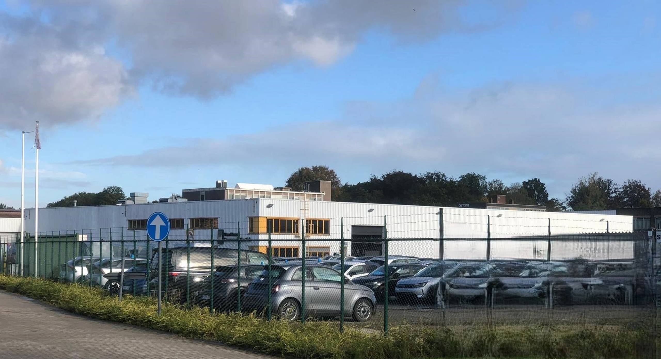 Magazijn met verhard terrein en kantoren te Kontich Industrie - foto 1