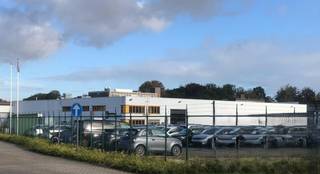 Magazijn 2.357m² + buitenterrein 4.899m² en kantoor 430m² te huur in Kontich Industrie zeer goed gelegen aan de op- en afrit van de E19 in Kontich.-...