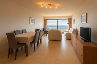 Dit lichtrijke appartement biedt een prachtig frontaal zeezicht en een uitstekende ligging aan de zeedijk. Het appartement beschikt over een...
