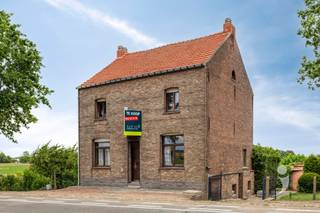 <p><span>Karaktervolle woning met potentieel en vergezicht te Boutersem</span></p><p><span>Bent u op zoek naar een woning die u volledig naar eigen smaak kan renoveren én tegelijk beschikt over grote volumes en charme? Dan is deze ruime woning in het landelijke Boutersem absoluut een bezoek waard.</span></p><p><span>Deze te renoveren woning biedt vandaag 3 volwaardige slaapkamers, met bovendien de mogelijkheid om op de ruime zolderverdieping eenvoudig een 4e en zelfs 5e slaapkamer te creëren. Ideaal voor grote gezinnen, thuiswerkers of wie extra hobby- of logeerruimte wenst.</span></p><p><span>Een van de blikvangers is het prachtige open vergezicht over de achterliggende velden en het landschap. Hier geniet u dagelijks van rust, licht en een gevoel van ruimte.</span></p><p><span>Dankzij de gevelbreedte van maar liefst 9 meter geniet de woning van een aangename openheid en tal van indelingsmogelijkheden. De hoge plafonds versterken bovendien het ruimtelijke gevoel en geven de woning extra karakter en charme.</span></p><p><span>Buiten vindt u een gezellige kleine tuin waar u in alle rust kan genieten van het groene uitzicht mits afbraak van de houten schutting.</span></p><p><span>Troeven op een rij:</span></p><ul><li><span>Te renoveren woning met veel potentieel </span></li><li><span>Open bebouwing</span></li><li><span>3 slaapkamers + mogelijkheid tot 2 extra kamers op zolder </span></li><li><span>Prachtig vergezicht over velden en landschap </span></li><li><span>Brede gevel van 9 meter </span></li><li><span>Hoge plafonds met veel charme </span></li><li><span>Kleine, onderhoudsvriendelijke tuin </span></li><li><span>Rustige ligging in het groene Boutersem</span></li><li><span>Ruime, bruikbare kelder voor extra opbergmogelijkheden</span></li></ul><p><span> </span></p><p><span>*gelet op het huidig energielabel is de woning onderhevig aan de renovatieplicht.</span></p><p><span> </span></p><p><span>Benieuwd of deze woning is wat u zoekt? Vraag je bezoek aan via <span>info@immolivit.be</span></span><span> of 016 15 31 15</span></p>