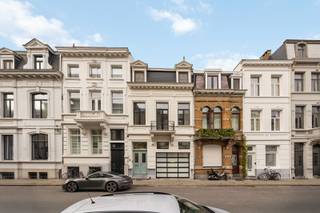 Prestigieus herenhuis gelegen in een rustige doodlopende straat aan de Dageraadplaats in de hippe wijk Zurenborg. Deze stijlvolle woning,...