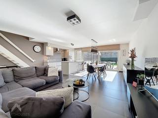 <p>Zeer energiezuinige woning op een centrale locatie bestaande uit een inkomhal met gastentoilet, polyvalente ruimte die momenteel dienst doet als kapsalon, praktische was/bergplaats, lichtrijke leefruimte met eet-en zithoek, volledig uitgeruste open keuken, onderhoudsvriendelijke (kunstgras) zuid gerichte tuin met aangelegd terras en een uitweg via garage (met sectionale poort) op een achterliggend straatje.</p>
<p>Op het verdiep zijn 3 slaapkamers die allemaal voorzien zijn van ingemaakte kasten, nachthal met afzonderlijk toilet, ingerichte badkamer (douche, ligbad en dubbele lavabo) en een trapluik naar de geïsoleerde zolder.</p>
<p>Extra troeven:</p>
<ul>
<li>Energiezuinig</li>
<li>Voorzien van 18 zonnepanelen</li>
<li>Airco (gelijkvloers en verdiep)</li>
<li>Ventilatiesysteem (type D)</li>
<li>Conforme keuring elektriciteit.</li>
<li>Zonnescreens + rolluiken</li>
<li>Regenwaterput van 15.000L</li>
<li>Uitweg via tuin met achterliggende oprit voor meerdere wagens</li>
<li>Aangelegde voortuin</li>
<li>In de nabijheid van scholen, winkels, het centrum en openbaar vervoer</li>
</ul>
<p>Deze woning is te koop ZONDER makelaar via het concept van Smart Houses! Verdere inlichtingen of bezoek? Contacteer rechtstreeks de eigenaar via 0496/45.37.95.</p>