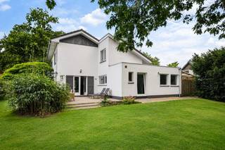 <p><strong>Charmante villa op toplocatie nabij de Kalmthoutse Heide</strong></p>
<p>In een <strong>gegeerde woonwijk</strong> in Heide, op een steenworp van de <strong>Kalmthoutse Heide</strong> én het gezellige centrum, bevindt zich deze charmante villa. De woning straalt warmte en gezelligheid uit dankzij haar ruime leefruimtes, authentieke elementen en prachtige lichtinval. Met een verzorgde tuin, drie slaapkamers en een uitstekende ligging vormt dit de ideale gezinswoning voor wie rustig wil wonen zonder in te boeten aan bereikbaarheid.</p>
<p><strong>Gelijkvloers<br /></strong>- <strong>Ruime inkomhal</strong> met open trap naar de verdieping.<br />- <strong>Gastentoilet</strong> met handenwasser<br />-<strong> Lichtrijke leefruimte</strong> op <strong>houten parket</strong>, voorzien van een sfeervolle <strong>open haard</strong> en grote raampartijen met zicht op de tuin.<br />- Aansluitende <strong>eetkamer</strong>, ideaal voor gezellige diners met familie en vrienden.<br />-<strong> Aparte keuken</strong> uitgerust met een <strong>keramische kookplaat</strong>, <strong>oven</strong>/<strong>microgolfoven</strong>, <strong>dampkap</strong>, <strong>dubbele spoelbak</strong> en talrijke kasten.<br />- <strong>Garage</strong>, momenteel ingericht als <strong>berging</strong> doordat een gedeelte werd betrokken bij de keuken.</p>
<p><strong>Verdieping<br /></strong>- <strong>Nachthal</strong> met veel natuurlijke lichtinval dankzij de dakkoepel.<br />-<strong> 3 volwaardige slaapkamers</strong>, waarvan één ruime <strong>masterslaapkamer</strong>.<br />- <strong>Badkamer</strong> voorzien van een <strong>ligbad met douchefunctie</strong>, <strong>dubbele lavabo</strong> en <strong>toilet</strong>.</p>
<p><strong>Tuin<br /></strong>-<strong> Verzorgde, groene tuin</strong> met een aangenaam gevoel van privacy.<br />-<strong> Ruim terras</strong> waar u de hele dag door kunt genieten van de rustige omgeving.<br />- Ideale buitenruimte voor gezinnen, tuinliefhebbers of gezellige zomeravonden.</p>
<p><strong>Bijzonderheden<br /></strong>- <strong>Gegeerde locatie</strong> nabij de <strong>Kalmthoutse Heide</strong>.<br />-<strong> Op wandel- en fietsafstand van het centrum van Heide</strong>.<br />- <strong>Ruime leefruimte</strong> met <strong>open haard</strong>.<br />- <strong>Houten parket</strong> in de leefruimte.<br />-<strong> 3 volwaardige slaapkamers</strong>.<br />- Bergzolder<br />- <strong>Ruime oprit </strong>met parkeergelegenheid voor 3 wagens <br />- <strong>Verzorgde tuin</strong> met veel privacy.</p>
<p><strong>Ligging<br /></strong>Deze villa geniet van een <strong>uitstekende ligging</strong> in een rustige en residentiële straat te Heide. De <strong>Kalmthoutse Heide</strong>, winkels, scholen, horeca en het station bevinden zich op korte afstand. Dankzij de vlotte verbindingen richting Antwerpen en Nederland combineert deze woning een groene woonomgeving met een uitstekende bereikbaarheid.</p>
<p><strong>Bent u op zoek naar een charmante villa op een toplocatie, waar rust, ruimte en natuur perfect samengaan? Dan nodigen wij u graag uit om deze woning zelf te ontdekken tijdens een bezoek!</strong></p>