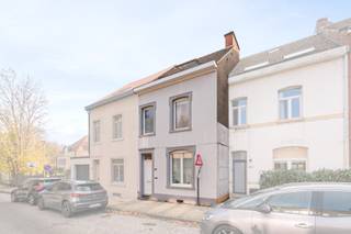 [[ DIT PAND NEEMT DEEL AAN DE ERA OPEN HUIZEN DAG OP 6/12 VAN 16:00 TOT 17:00 ]] 
<p>Te koop: instapklare gesloten woning in Grimbergen, gelegen in een rustige residentiële straat met vlotte bereikbaarheid.</p><p>Deze charmante woning uit begin 20ste eeuw combineert karakter met hedendaags comfort. Dankzij de zuid georiënteerde tuin geniet u de hele dag van zon en licht, ideaal voor ontspanning of gezellige momenten met familie en vrienden. De ligging in een rustige buurt biedt een aangename woonomgeving, terwijl winkels, scholen en openbaar vervoer snel bereikbaar zijn.</p><p><br /></p><p>Belangrijkste ruimtes:</p><p>• Woonkamer (27 m²) met veel lichtinval</p><p>• Keuken (20 m²) uitgerust met inductiekookplaat, vaatwasser, koelkast, diepvries, microgolfoven en dubbele spoelbak</p><p>• Badkamer (6 m²) met ligbad, dubbele wastafel, toilet en douche</p><p>• Douchekamer (3,5 m²) met inloopdouche en wastafel in meubel</p><p>• 3 slaapkamers (13 m², 8 m² en 26 m²)</p><p>• Kelder (52 m²) met wasruimte, ketelruimte en aansluitingen voor wasmachine en droogkast</p><p>• Inkomhal (4,4 m²)</p><p>• Apart toilet met handenwasser</p><p><br /></p><p>Troeven:</p><p>• Instapklare woning</p><p>• Zuid georiënteerde tuin</p><p>• Rustige residentiële ligging met vlotte bereikbaarheid</p><p><br /></p><p>Neem vandaag nog contact op met uw ERA-makelaar Charlotte Eeraerts voor een bezoek via via +32 2 335 11 12.</p><p>JOUW DROOMHUIS. ZO GEVONDEN!</p>