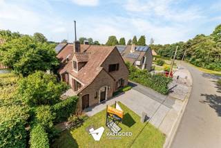 <p><span>RUIME GEZINSWONING IN ZEER GEGEERDE WIJK IN VIVERSEL MET PRACHTIG AANGELEGDE TUIN EN WERKHUIS. </span></p><p><span> </span></p><p><span>Welkom bij deze indrukwekkende woning gelegen in het charmante Viversel (Heusden-Zolder). Dit karaktervolle huis is recent volledig gerenoveerd en perfect onderhouden.</span></p><p><span> </span></p><p><span>RUIMTE EN INDELING</span></p><p><span>De bewoonbare oppervlakte van 241 m² en 5 slaapkamers geven u alle vrijheid om naar wens in te richten. Het interieur telt diverse lichtrijke leefruimten, waaronder een gezellige woonkamer met open haard. De lichte, moderne keuken vormt een praktische en centrale plek voor het gezinsleven, en de ruime tweede eetruimte met een prachtig zicht over de tuin.</span></p><p><span> </span></p><p><span>BUITENRUIMTE</span></p><p><span>Het meest opvallende kenmerk van deze woning is de schitterende omgeving. Het uitgestrekte terrein van bijna 23 are is omgeven door natuurlijke groenvoorzieningen en biedt volop privacy. De aangelegde terrassen zijn ideaal voor buiten genieten en het onderhouden van contact met de natuur. Dit is een echte oase van rust en groen.</span></p><p><span> </span></p><p><span>PRAKTISCHE VOORZIENINGEN</span></p><p><span>De woning is voorzien van alle praktische elementen gaande van een wasberging en tal van inbouwkasten tot zonnepanelen. Daarnaast is er ook een vrijstaande garage/ werkhuis aanwezig voorzien van een kelder en zolder beide bereikbaar met een vaste trap. </span></p><p><span> </span></p><p><span>SAMENVATTEND</span></p><p><span>Dit is een geweldige gelegenheid voor kopers die waarde hechten aan ruimte, privacy en natuurlijke omgeving. </span></p><p><span> </span></p><p><span>Wenst u meer info of een vrijblijvende bezichtiging, contacteer dan ons kantoor op het nummer 011 85 15 15. </span></p>