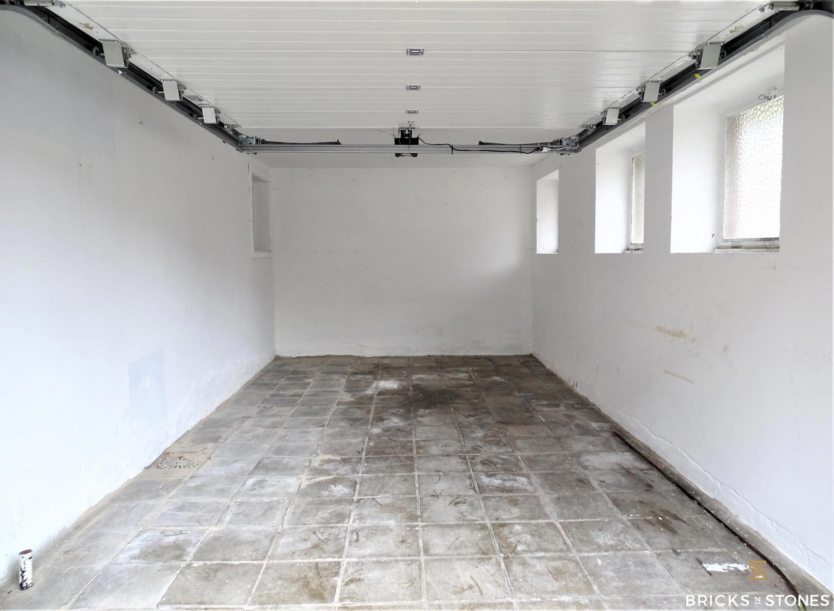 Ruime gesloten parkeerplaats  - foto 2