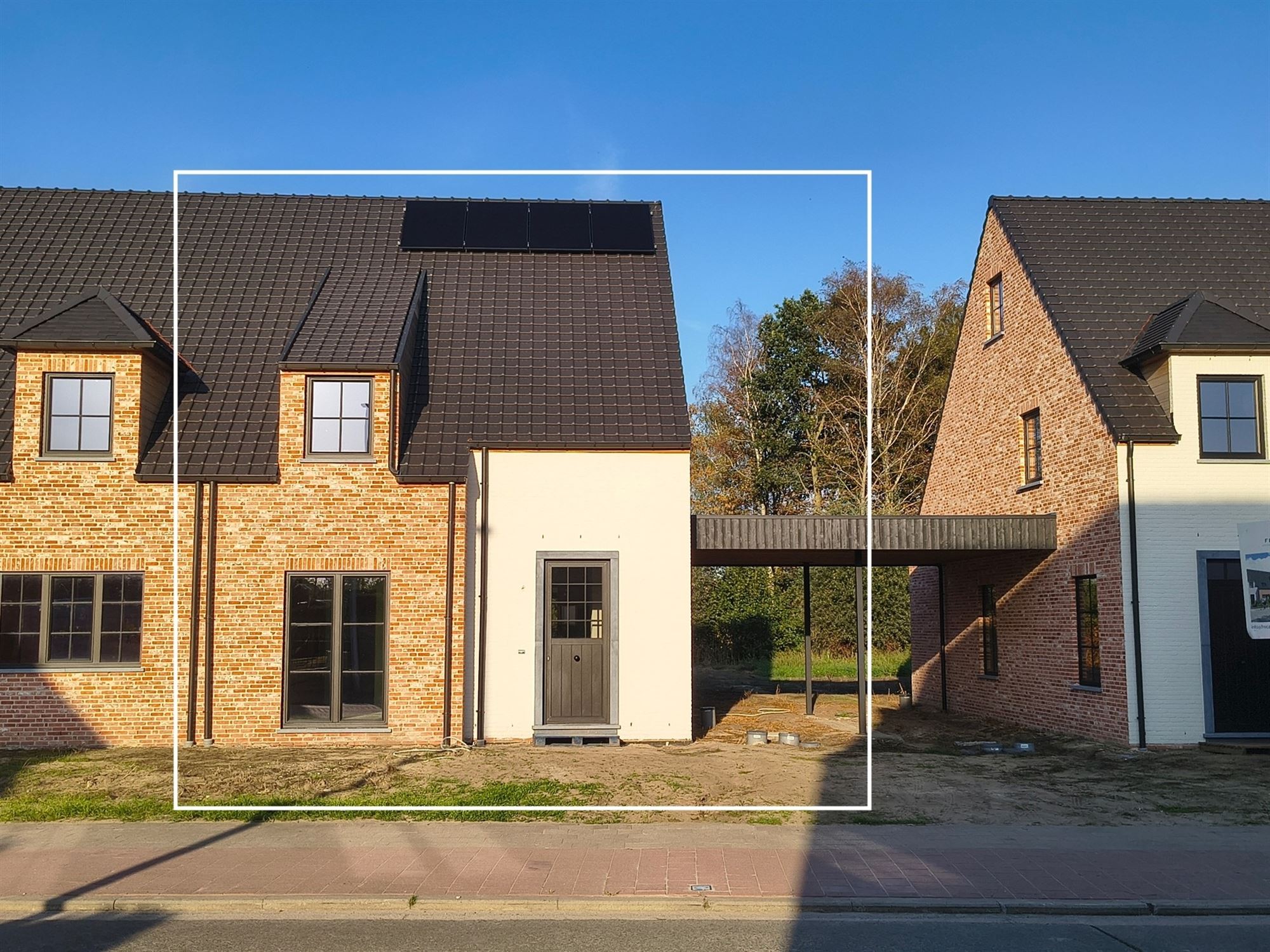 Gloednieuw wooncomfort in deze woning met 3 slaapkamers, terras, tuin en carport. - foto 1