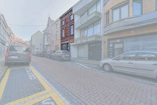 Maison fermée avec espace polyvalent dans la Hoenderstraat à WetterenCette maison fermée est située dans la Hoenderstraat à Wetteren et offre une disposition fonctionnelle avec possibilités d'activité indépendante au rez-de-chaussée et un espace de vie aux étages supérieurs. La maison s'étend sur quatre niveaux et convient aussi bien pour l'habitation propre que pour une combinaison habitation-travail.<br />Disposition<br />Rez-de-chaussée<br />- Hall d'entrée<br />- Débarras / garage<br />- Espace modulable adapté à une activité indépendante, un bureau ou un cabinet<br /><br />Premier étage<br />- Grand séjour<br />- Cuisine<br />- Salle de bains<br /><br />Deuxième étage<br />- Deux chambres<br /><br />Troisième étage<br />- Grande chambre mansardée, utilisable comme chambre, bureau ou espace de loisirs<br /><br />Atouts<br />- Située dans la Hoenderstraat à Wetteren<br />- Construction fermée<br />- Espace polyvalent au rez-de-chaussée<br />- Possibilité d'activité indépendante<br />- Séparation claire entre travail et vie privée<br /><br />- Quatre niveaux completsCette maison constitue une propriété pratique et polyvalente pour ceux qui recherchent une maison de ville compacte avec des possibilités d'utilisation supplémentaires. Grâce à la répartition sur plusieurs niveaux et à l'espace polyvalent au rez-de-chaussée, le bien offre de la flexibilité pour différentes affectations, tant privées que professionnelles. L'emplacement central à Wetteren rend ce bien intéressant pour une occupation propre ou comme investissement immobilier.<br /><br />Pour toute information ou une visite lors de la journée de visite : <br />kristof.de.clercq@albert.immo