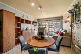 Op zoek naar een gezellige studio aan de kust? Deze charmante studio van 37 m² combineert comfort, licht en een praktische indeling en vormt een ideaal tweede verblijf, pied-à-terre of interessante investering.<br /><br />De aangename leefruimte geniet dankzij de grote raampartijen van veel natuurlijk licht en biedt plaats voor een gezellige zithoek en eethoek. De open keuken sluit mooi aan op de leefruimte en is praktisch ingericht. Achteraan bevindt zich een handige slaaphoek, aangevuld met een moderne badkamer.<br /><br />Een extra troef is het balkon, waar u in alle rust kunt genieten van de buitenlucht en de aangename sfeer van de kust.<br /><br />Dankzij de uitstekende EPC-score B is deze studio bovendien energiezuinig. De ligging zorgt ervoor dat winkels, horeca, openbaar vervoer en alle dagelijkse voorzieningen vlot bereikbaar zijn.<br /><br />Een leuke en instapklare studio met een uitstekende prijs-kwaliteitverhouding. Ideaal voor wie zorgeloos wil genieten van de kust of op zoek is naar een interessante investering.