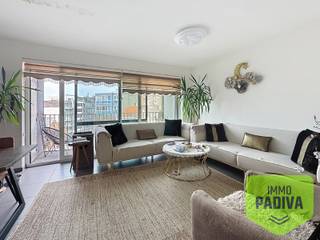 Lichtrijk tweeslaapkamerappartement met 2 terrassen op centrale ligging te koop in Oostende.<br /><br />Centraal gelegen tweeslaapkamerappartement met een zeer gunstig EPC te koop. Ideaal als investering of voor eigen bewoning. Het appartement beschikt over een lichtrijke leefruimte en voldoende opbergruimte. Het appartement is op wandelafstand van de zeedijk van Oostende. <br /><br />Indeling:<br />-1°V: kelderberging<br />5°V: Lichtrijke leefruimte met open keuken voorzien van alle nodige comfort (kookfornuis - vaatwasmachine - inbouw frigo), terras met buitenbergruimte, bergruimte met aansluiting wasmachine en droogkast, badkamer met ligbad, douche en dubbele lavabo, 2 slaapkamers, zuidgericht terras<br /><br />TROEVEN:<br />- Gunstig EPC (B)<br />- Lichtrijk appartement<br />- Zeer centrale ligging<br />- 2 slaapkamers<br />- 2 terrassen<br />- Ligbad én douche<br />- Ook ideaal als investering (momenteel verhuurd)<br /><br />Vraagprijs: €275.000<br />Kelderberging: €6.000<br /><br />interesse in een vrijblijvend bezoek?<br /><br />www.immopadiva.be<br />info@immopadiva.be<br />059 41 10 10