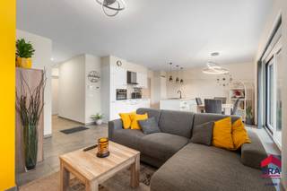 Ben je op zoek naar een gelijkvloers appartement met 2 slaapkamers, terras, tuin en garagebox op een uitstekende ligging? Gevonden!Dit energiezuinige...