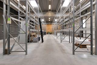 Are you looking for a ready-to-move-in warehouse with excellent accessibility? Discover this building at Legeweg 165:Area: 788 m² with polished concrete floor. Clear height of 5.1 m (6.4 m ridge).Sectional gate (4m x 4.2 m) and motive power (380V) available. Extra: heated and equipped with a skylight.Rental conditions:*Guarantee: 3 months*Property tax: borne by the tenant*Available: Immediately availableInterested? Contact us today for a viewing.