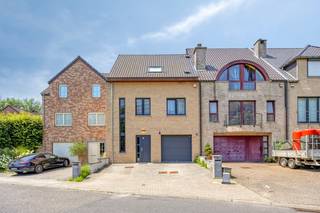 Open kijkmoment! zaterdag 5 september! 13:45 - 14:45<br /><br />immo DAVID presenteert deze instapklare woning (bouwjaar 2014) met hoogwaardige afwerking en een uitzonderlijk hoog wooncomfort.<br /><br />Via de stijlvolle inkomhal met gastentoilet en ingebouwde vestiaire bereikt u de lichtrijke leefruimte van ca. 40 m² met vloerverwarming. De grote schuiframen zorgen voor veel natuurlijk licht en geven rechtstreeks toegang tot het westgerichte terras en de tuin.<br /><br />De open, volledig ingerichte keuken met eethoek sluit naadloos aan op de leefruimte. Aansluitend bevindt zich een praktische wasberging. De ruime garage met automatische sectionaalpoort is zowel via de oprit als via de woning bereikbaar.<br /><br />Op de eerste verdieping bevinden zich drie slaapkamers, waaronder een master bedroom met dressing, en een badkamer met ligbad en douche. De tweede verdieping biedt nog twee volwaardige slaapkamers en een tweede douchekamer, goed voor in totaal vijf slaapkamers.<br /><br />De woning beschikt over een ventilatiesysteem D, conforme elektriciteit, een uitstekende EPC-score A en een waterput van 5.000 liter.<br /><br />Rustig maar centraal gelegen, met een vlotte verbinding naar Brussel en de Ring. Openbaar vervoer, scholen, winkels, het Laarbeekbos en de fietssnelweg bevinden zich in de onmiddellijke omgeving.<br /><br />Een ideale gezinswoning waar ruimte, comfort, energiezuinigheid en een uitstekende ligging perfect samenkomen.