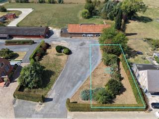 BOUWGROND TE KOOP IN MOORSLEDE MET EEN OPPERVLAKTE VAN 680 m².Op zoek naar een mooi gelegen perceel om uw droomwoning te realiseren? Langs de Roeselaarsestraat 193 in Moorslede vindt u dit bouwperceel met een totale oppervlakte van 679,88 m². Een interessante opportuniteit voor wie op zoek is naar ruimte en de vrijheid om een woning volledig naar eigen wensen te realiseren.Het perceel is vlot bereikbaar en heeft een praktische, rechthoekige vorm. Het is bestemd voor open bebouwing, waardoor u de mogelijkheid heeft om een ruime en volledig gepersonaliseerde woning te realiseren. Volgens de geldende bouwvoorschriften zijn maximaal twee bouwlagen, aangevuld met een dak, toegestaan. De zijgevels dienen minimaal 3 meter van de perceelsgrenzen te worden ingeplant. De maximale bouwdiepte bedraagt 15 meter op het gelijkvloers en 12 meter op de verdieping.Daarnaast dienen er minimaal twee autostaanplaatsen op het eigen perceel te worden voorzien. Ook een carport behoort tot de mogelijkheden, mits deze voldoet aan de geldende voorschriften.Extra troef: het perceel wordt vrij van aannemer verkocht. U geniet daardoor van volledige vrijheid bij de keuze van uw architect en bouwpartner en kunt uw droomwoning volledig volgens uw eigen wensen en budget realiseren.Een mooie kans voor wie zijn eigen woonproject wil realiseren op een ruim perceel in een aangename, groene omgeving in Moorslede.Interesse of wenst u meer informatie over de mogelijkheden en bouwvoorschriften? Neem gerust contact met ons op via info@property-vastgoed.be of telefonisch op 056 96 08 00.