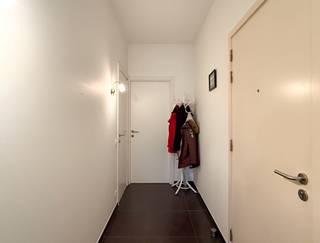 Dit appartement is gelegen in het centrum van Beveren, met zicht op de Grote Markt van Beveren en tevens met achteraan een rustig terras.<br /><br />Het is gelegen op de eerste verdieping en makkelijk te bereiken via de lift. <br />De ondergrondse autostaanplaats is inclusief en is alsook te bereiken via de lift.<br /><br />Indeling: inkomhal, apart toilet, leefruimte, terras vooraan met berging, half-open ingerichte keuken, berging met aansluiting wasmachine, slaapkamer met ensuite badkamer voorzien van inloopdouche en lavabomeubel, tweede (groot) terras met zicht op groen.<br /><br />CV op aardgas, ondergrondse autostaanplaats (nr 261), kelderberging (nr 2) en gemeenschappelijke fietsstaanplaats.<br /><br />Beschikbaarheid: te bespreken<br /><br />Interesse? Contacteer ons voor meer info of een bezoek!