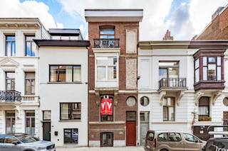 <p><span>Te renoveren woning op gegeerde locatie</span></p><p><span> </span></p><p><span>OMGEVING</span></p><p><span>Gelegen in de gegeerde Sint-Hubertusstraat te Berchem bevindt zich deze karaktervolle woning met bijzonder veel potentieel. De straat staat bekend om haar charmante gevels en aangename woonomgeving, op een steenworp van winkels, scholen, openbaar vervoer en belangrijke invalswegen. Hier geniet u van een rustige woonstraat met tegelijk alle stedelijke voorzieningen binnen handbereik. Een top ligging voor wie comfortabel en centraal wil wonen in een levendige maar residentiële buurt.</span></p><p><span> </span></p><p><span>INDELING</span></p><p><span>De woning is momenteel opgedeeld in drie studio's, maar dient teruggebracht te worden naar haar oorspronkelijke bestemming als eengezinswoning. Dankzij de ruime structuur en de aanwezigheid van drie volwaardige verdiepingen, aangevuld met een souterrain, biedt dit pand een uitzonderlijke basis voor een prachtige renovatie.</span></p><p><span> </span></p><p><span>Na renovatie kan hier een royale gezinswoning ontstaan met tal van mogelijkheden qua indeling: lichtrijke leefruimtes, meerdere slaapkamers en badkamers en een comfortabele indeling. De authentieke structuur vormt de ideale canvas voor wie een woning volledig naar eigen smaak en noden wil creëren.</span></p><p><span> </span></p><p><span>BIJZONDERHEDEN</span></p><p><span>- Te renoveren woning met enorm potentieel</span></p><p><span>- Top locatie</span></p><p><span>- Elektriciteit conform</span></p><p><span>- Dak in goede staat en reeds geïsoleerd </span></p><p><span> </span></p>