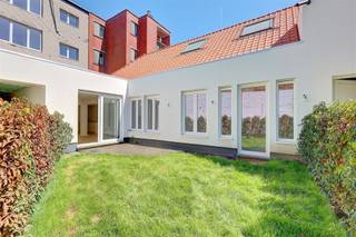 Dans le centre de Kontich, à proximité de la Mechelsesteenweg et de la Gemeenteplein, cet appartement rénové au rez-de-chaussée est à vendre dans...