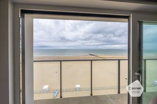 Deze lichtrijke studio op de zesde verdieping van <strong>Residentie Sydney</strong> biedt u een adembenemend <strong>frontaal zeezicht</strong> en een absolute<strong> toplocatie</strong> op de zeedijk, perfect gelegen tussen de rotonde van Westende en het casino van Middelkerke;<br />Dit pand geniet van een <strong>gunstig EPC-label B</strong> vanwege de recente renovaties + isolatiewerken aan de voorgevel en dak van het gebouw;<br /><br />Een <strong>lichtrijke, open leefruimte </strong>die naadloos aansluit op de praktische keuken, voorzien van alle basiscomfort. Vanuit de leefruimte heeft u directe toegang tot het <strong>terras</strong>, waar u in alle rust kan genieten van de zon en het prachtige uitzicht op zee;<br />De studio beschikt verder over een gezellige slaaphoek en een verzorgde badkamer met douche en apart toilet;<br /><br />Met een bewoonbare oppervlakte van <strong>40 m²</strong> plus terras biedt deze eigendom een ideale combinatie van comfort en functionaliteit;<br /><br />De residentie beschikt over een <strong>gemeenschappelijke fietsenberging</strong> en in de omgeving is er veel parkeermogelijkheid voorzien; <br /><br /><u>Troeven:</u><br />*Frontaal zeezicht;<br />*Gemeenschappelijke fietsenberging in residentie;<br />*Uitstekende ligging op de zeedijk;<br />*EPC-label B;<br />*Alle winkels, restaurants en voorzieningen bevinden zich op wandel- of fietsafstand;<br /><br />Perfect als tweede verblijf, investering of eigen woonst aan de kust;<br />Interesse? Contacteer ons vandaag nog voor meer informatie of een bezoek via 058 62 30 30 of per e-mail.<br /><br /><strong>Laat deze unieke kans aan zee niet voorbijgaan!</strong>