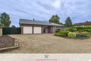 Ben je op zoek naar een ruime gezinswoning met een grote tuin en veel privacy? Dan is deze vrijstaande woning in Molenbeersel, een rustige deelgemeente van Kinrooi, zeker het ontdekken waard.<br /><br />De woning werd gebouwd in 1975 en staat op een perceel van maar liefst 1.920 m². Met een bewoonbare oppervlakte van 196 m² en vier slaapkamers biedt dit huis alle ruimte die je nodig hebt voor een comfortabel gezinsleven.<br /><br />Binnen kom je via de inkomhal in de gezellige leefruimte met open haard. De keuken sluit mooi aan. Hier geniet je ook van een mooi uitzicht op de achtertuin. Op het gelijkvloers vind je verder nog twee slaapkamers, een badkamer en een dubbele garage. De verdieping telt nog eens twee ruime slaapkamers, een douchekamer en een apart toilet. Extra bergruimte nodig? Geen probleem: de woning is volledig onderkelderd.<br /><br />De grote tuin rondom zorgt voor veel privacy en biedt tal van mogelijkheden voor tuinliefhebbers of gezinnen die houden van het buitenleven. Op het terras geniet je in ieder geval van alle rust van de zon en het groen.<br /><br />De woning heeft een EPC-label D (391 kWh/m²jaar). Er is dan ook geen renovatieplicht. <br /><br />De ligging van deze woning is rustig en landelijk. De Nederlandse grens ligt op minder dan 2 km, waardoor ook de A2 vlot bereikbaar is. Winkels, scholen en voorzieningen vind je in de nabije omgeving van Kinrooi.<br /><br />Troeven van deze woning:<br />- Ruim perceel van 1.920 m²<br />- Vier slaapkamers en 196 m² bewoonbare oppervlakte<br />- Volledig onderkelderd en dubbele garage<br />- Grote tuin met veel privacy<br />- Rustige, landelijke ligging vlakbij de Nederlandse grens<br /><br />Benieuwd om deze woning zelf te ontdekken? Neem gerust contact met ons op voor een bezoek.