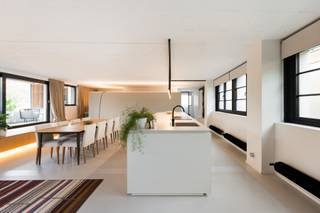 <p>Dit uitzonderlijke loftappartement van 304 m² in Brussel, gelegen nabij de site van Tour & Taxis, biedt een unieke combinatie van ruimte, licht en hedendaags design. Het appartement bevindt zich op de eerste verdieping van een voormalig industrieel gebouw dat volledig werd gerenoveerd onder begeleiding van architect Filip Deslee, met respect voor het karakter en met oog voor detail.</p><p>Bij het betreden van het appartement komt u in een inkomhal met veiligheidsdeur en vestiaire. De indrukwekkende leefruimte met gietvloer baadt in natuurlijk licht en vormt een harmonieus geheel met de eetruimte en de hypergeïnstalleerde keuken. Deze keuken beschikt over alle moderne comfort en wordt aangevuld met een praktische bijkeuken en voorraadruimte. Vanuit de leefruimte heeft u rechtstreeks toegang tot een aangenaam terras van 18 m² waar u in alle rust en privacy kan genieten van de buitenruimte, een echte meerwaarde in een stedelijke omgeving.</p><p>De nachthal leidt naar drie volwaardige slaapkamers, waarvan één met een eigen doucheruimte. Daarnaast beschikt het appartement over een ruime badkamer, een dressing, een wasplaats, een berging en verschillende ingebouwde kasten die zorgen voor extra opbergruimte en comfort. Een grote privatieve kelder maakt het geheel compleet.</p><p>Het appartement maakt deel uit van een kleine en goed beheerde residentie met lage gemeenschappelijke kosten. De individuele verwarmingsinstallatie op gas en de conforme elektrische installatie dragen bij aan het praktische en energiezuinige karakter van de woning, met een EPC-score van klasse B.</p><p>De ligging is bijzonder gunstig, op wandelafstand van het park en de levendige site van Tour & Taxis, waar u tal van bedrijven, evenementen en ontspanningsmogelijkheden vindt. Openbaar vervoer zoals metro, bus en trein is vlot bereikbaar, net als winkels en andere voorzieningen, wat zorgt voor een uitstekende mobiliteit en levenskwaliteit.</p><p>Mogelijkheid tot het huren van twee autostaanplaatsen. Dit loftappartement is ideaal voor wie op zoek is naar een ruime, instapklare en karaktervolle woning in Brussel met terras en drie slaapkamers. Contacteer ons voor meer informatie of een bezoek.</p>