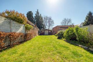 IN OPTIE !! Lichtrijke gezinswoning waar binnen en buiten naadloos in elkaar overlopen. Deze woning ligt in een aangename, gegeerde buurt in Ekeren, op een plek waar alles mooi samenkomt: rustig wonen, maar toch vlakbij scholen en belangrijke invalswegen.<br />Van bij het eerste aanzicht voel je dat hier meer achter schuilt. De brede gevel geeft het al prijs, en eenmaal binnen wordt dat gevoel alleen maar bevestigd. De inkomhal is ruim en praktisch, de leefruimte warm en uitnodigend, een plek waar je je meteen thuis voelt. Achteraan loopt alles mooi door naar de veranda en open keuken, met zicht op de tuin. Hier zit potentieel om echt iets moois van te maken.<br />Tussen de verdiepingen vind je nog een extra hoekje dat zich perfect leent als bureau of speelhoek , zo’n plek die je naar eigen invulling kan laten meegroeien met je leven.<br />Boven zijn er drie slaapkamers en een badkamer onder het dak, waar de veluxramen zorgen voor een zachte, natuurlijke lichtinval die de ruimtes extra aangenaam maakt.<br />Buiten is het minstens even fijn: een zonnig zuidgericht terras, een privatieve tuin waar je in alle rust kan genieten, en achteraan een stevig tuinhuis. De achtertoegang via de servitudeweg is een praktische troef die je elke dag zal appreciëren.<br />Ja, deze woning vraagt wat opfrissing. Maar net daarin zit de kans: hier kan je stap voor stap jouw eigen thuis creëren, op een locatie die altijd waarde behoudt.<br />Een woning met karakter, ruimte en vooral veel mogelijkheden.<br />Interesse? Bel Katrin op 03/283 44 00 of mail naar Katrin@wollaertvastgoed.be