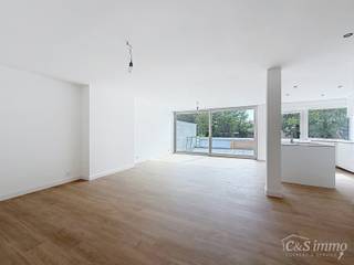 Gerenoveerd ruim duplex appartement (ca. 135m²) met tuin en terras. Ruime woon- en eetkamer (ca.43m²) op tegelvloer, met open ingerichte leefkeuken (ca. 10m²) en stenen werkblad. De keuken is voorzien van inductiekookplaat, dampkap, micro, oven, koelkast en vaatwasser. Via de schuifdeur heeft u toegang tot het zonnige terras. Op de 1e verdieping een masterbedroom (ca. 18m²) met ensuite douchekamer voorzien van badkamermeubel en inloopdouche. Apart gastentoilet. Op de verdieping 2 slaapkamers (ca. 22-8m²). Op de nachthal ruimte voor een bureel. Ingerichte douchekamer met douche, badkamermeubel. Op de gelijkvloerse verdieping een berging voor de fietsen.<br />Mogelijkheid tot huren van een carport voor 2 auto's, alsook extra stockage ruimte. Het dak is vernieuwd en geïsoleerd, alsook volledig nieuw cv systeem en ramen.<br />Individuele meters voor gas, water en elektriciteit. Recente cv op gas. Elektriciteit conform. Per direct beschikbaar.