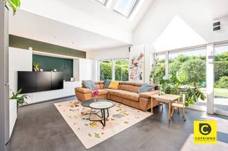 <p><span>Luxueus en energiezuinig wonen in Edegem: Prachtig halfopen bebouwing (208 m²) met droomkeuken en zonnetuin</span></p><p><span>Droomt u van een instapklare woning waar ruimte, licht en klasse naadloos samenkomen? Deze hoogwaardig afgewerkte halfopen bebouwing van ca. 208 m² (cfr. EPC) op een perceel van ca. 397 m² biedt het allemaal. Gelegen op een absolute toplocatie in Edegem, vlak bij Fort 5, Hof ter Linden, UZA, scholen en belangrijke invalswegen, geniet u hier van een uitzonderlijk wooncomfort. Met zonnepanelen op het dak, een dubbele inpandige garage, een hypergeïnstalleerde leefkeuken, een prachtig aangelegde zuidwest-tuin én een doordachte indeling boven, vinkt deze woning elk denkbaar vakje af.</span></p><p><span> </span></p><p><span>Inkom &amp; Parkeercomfort</span></p><p><span>Aan de brede voorzijde van de woning is het heerlijk binnenkomen. De oprit biedt vlot plaats aan twee wagens, en daarnaast beschikt de woning over een ruime dubbele garage voor nog eens twee wagens. In de garage vindt u tevens een handige aansluiting voor uw wasmachine. De inkomhal is uitgerust met een gastentoilet en een praktische berging onder de trap, en geeft direct toegang tot zowel de leefruimte als de garage.</span></p><p><span> </span></p><p><span>Lichtrijke leefruimte &amp; Droomkeuken</span></p><p><span>De royale leefruimte op vloerverwarming vormt het hart van het huis. Het invallende daglicht is hier werkelijk fantastisch dankzij de grote schuiframen en de unieke lichtstraat, uitgerust met elektrisch bedienbare Velux-ramen en ingebouwde zonwering. Een sfeervolle eyecatcher in de leefruimte is de "Stûv" houtkachel.</span></p><p><span> </span></p><p><span>De open leefkeuken is een waar paradijs voor de kookliefhebber. Het reusachtige keukeneiland, stijlvol afgewerkt met een hoogwaardig Dekton-werkblad, herbergt een extra brede kookplaat met 6 zones en een gigantische oven van 90 cm. De keuken is verder uitgerust met hoogwaardige inbouwtoestellen, waaronder een stoomoven, combi-microgolfoven en vaatwasser, ijskast, diepvriezer, omringd door een zee aan kastruimte. Aansluitend bevindt zich een handige bijkeuken die doorloopt naar de garage. Daarnaast heeft de leefruimte een gekoelde, extra geïsoleerde berging die perfect dienstdoet als luxe wijnkast.</span></p><p><span> </span></p><p><span>Buitenleven: Zuidwest-tuin &amp; Buitenkeuken</span></p><p><span>Via het grote schuifraam stapt u zo de zonovergoten tuin (ca. 175 m²) in, die zuidwest-georiënteerd is. Hier geniet u van de hele dag van de zon in alle privacy. Een absolute blikvanger is het overdekte terras met halfopen buitenkeuken, de ideale plek voor lange zomeravonden en gezellige barbecues met vrienden en familie. Een elektrische zonnetent zorgt dan weer voor voldoende schaduw.</span></p><p><span> </span></p><p><span>Slaapkamers &amp; Dubbele badkamer</span></p><p><span>Op de bovenverdieping biedt de overloop met apart toilet toegang tot drie volwaardige slaapkamers. De master bedroom is een indrukwekkende suite van maar liefst ca. 31 m², voorzien van een prachtige op maat gemaakte inloopdressing en airconditioning voor een optimaal slaapklimaat. De twee overige slaapkamers zijn met elk ca. 13 m² eveneens bijzonder ruim en volwaardig ingericht.</span></p><p><span> </span></p><p><span>Aansluitend op de master suite bevindt zich een slim doordacht badkamerconcept dat baadt in het licht dankzij twee elektrisch bedienbare dakkoepels. De ruimte is ingedeeld in twee volwaardige zones die via een handige schuifdeur gescheiden kunnen worden. Zo heeft u enerzijds een en-suite gedeelte met een ruime inloopdouche en een dubbel lavabomeubel, en anderzijds een tweede badkamergedeelte uitgerust met een ontspannend ligbad (inclusief douchescherm) en een extra lavabomeubel. Deze flexibele indeling geeft u het gevoel van twee afzonderlijke badkamers: ideaal om de ochtendspits vlot te laten verlopen of om gasten in alle privacy te ontvangen.</span></p><p><span> </span></p><p><span>Troeven:</span></p><p><span>- Uitzonderlijke ruimte: Ca. 208 m² bewoonbare oppervlakte met 3 grote slaapkamers (31 m², 13 m² en 13 m²).</span></p><p><span>- Duurzaam &amp; Energiezuinig: Voorzien van zonnepanelen voor een zorgeloze energiefactuur.</span></p><p><span>- Parkeergemak: Dubbele inpandige garage + oprit voor 2 extra wagens.</span></p><p><span>- Culinair niveau: Keuken met Dekton-werkblad, eiland, 6-zone inductie, stoomoven én wijnkoelberging.</span></p><p><span>- Zonnetuin: Zuidwest-oriëntatie (ca. 175 m²) met overdekte buitenkeuken.</span></p><p><span>- Flexibele luxe: Master suite met dressing, airco en slimme dubbele badkamerindeling.</span></p><p><span>- Toplocatie in Edegem: Uitstekende Mobiscore (8,4) nabij groen, scholen en A12/E19.</span></p><p><span> </span></p><p><span>Kortom: een hoogwaardig afgewerkte en verrassend ruime gezinswoning waar het u aan niets zal ontbreken. Maak snel een afspraak voor een bezoek en laat u betoveren!</span></p>