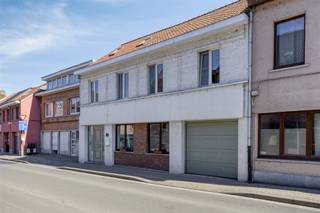 Deze volledig gerenoveerde en instapklare woning is ideaal gelegen in de Gasthuisstraat, pal in het centrum en op wandelafstand van winkels, horeca...