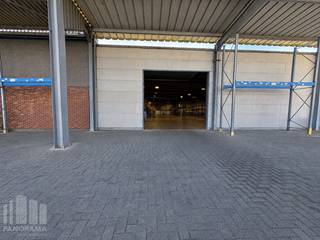 Bedrijfsgebouw te huur te Wilrijk, gelegen op een vlot bereikbare locatie op amper 1 km van de <strong>A12</strong>. Dankzij de nabijheid van deze belangrijke verkeersas geniet de site van een uitstekende ontsluiting richting <strong>Antwerpen</strong>, Brussel en de omliggende regio.<br /><br />De magazijnruimte van 3.860 m² beschikt over een vrije hoogte van 5 meter en is uitgerust met <strong>2 sectionale poorten</strong>, een polybetonvloer en lichtstraten. Daarnaast omvat het gebouw 260 m² kantoorruimte, ingericht met een open space, vergaderruimte, kitchenette en sociale ruimte. Er is bovendien een conciërgewoning met 1 slaapkamer aanwezig.<br /><br />Het verharde buitenterrein biedt ruimte voor <strong>buitenstockage </strong>en beschikt over parkeergelegenheid.<br /><br />Voor bijkomende informatie, plannen of een vrijblijvend plaatsbezoek, contacteer PANORAMA B2B ANTWERPEN via <strong>0477 911 000</strong>.