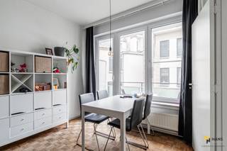 <p><span>In een rustige eenrichtingsstraat treffen we deze knusse en instapklare studio, ideaal gelegen voor wie graag centraal woont. Met een ruim winkelaanbod, tal van openbare vervoersmogelijkheden en de nabijheid van het Stadspark geniet je hier van een uitstekende mobiliteit en levenskwaliteit. Dé locatie bij uitstek voor de stadsmus die alles binnen handbereik wil.</span></p><p><span>De studio bevindt zich op de tweede verdieping van een verzorgd gebouw met drie verdiepingen, waarvan het dak geïsoleerd is conform de norm 2020. De vaste kosten bedragen €246/maand (warm/koud water, verwarming, lift, syndicus, blokpolis, vuilophaling en onderhoud gemene delen) + €40 reservefonds. In 2022 werden de elektriciteit, keuken en badkamer vernieuwd en in 2024 zijn er PVC-ramen met vliegenramen geplaatst. Een zorgeloze aankoop, zowel voor starters als investeerders.</span></p><p><span>De indeling omvat een aparte inkomhal met vestiairekast, een praktische badkamer van 4 m² met douche, lavabo en toilet, een leefruimte van 25 m² met slaaphoek en ingemaakte kast, en een aparte keuken van 6 m² met basisuitrusting. Extra troef is het zuid-oost-georiënteerde terras van 3 m², waar het heerlijk vertoeven is tijdens zonnige dagen. Tot slot is er nog een gemeenschappelijke fietsenstalling aanwezig. </span></p><p><span>Ben je op zoek naar een instapklare studio op een toplocatie in de stad? Mis deze kans niet!Bewoonbare opp. 41 m² ref.: bruto vloeropp.. Voor meer info of een gratis schatting surf naar </span><span><span>www.hansimmo.be</span></span></p><p><span> </span></p>