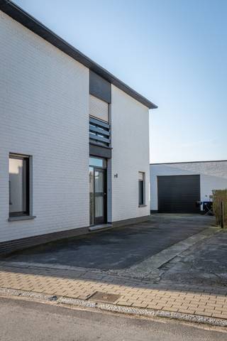 De woning is gelegen op toplocatie te Waregem en beschikt over magazijn van ruim 200m2. Op heden werd de woning verhuurd voor 850€/maand, exclusief...