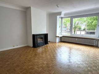Welkom in dit prachtige appartement gelegen in Mechelen. Met een ruime woonoppervlakte van 101 m², biedt dit appartement drie ruime slaapkamers, perfect voor gezinnen of voor wie extra ruimte wil.Bij binnenkomst wordt u via de ruime inkomhal verwelkomd in een lichtrijke woonkamer, voorzien van grote ramen die een zee van natuurlijk licht toelaten. De gezellig ingerichte woonkamer is de perfecte plek om te ontspannen of gasten te ontvangen. Bovendien zijn de parktvloeren doorheen het appartement bijzonder goed onderhouden, wat bijdraagt aan de warme en verzorgde uitstraling van de woonruimtes.De moderne keuken is volledig uitgerust en voorzien van voldoende opbergruimte.De badkamer is voorzien van een dubbele wastafel, WC en een inloopdouche.Verder beschikt het appartement nog over extra bergruimte alsook fietsenberging en kelderberging. Het appartement is gelegen op wandelafstand van de Grote Markt, het station en het Vrijbroekpark.