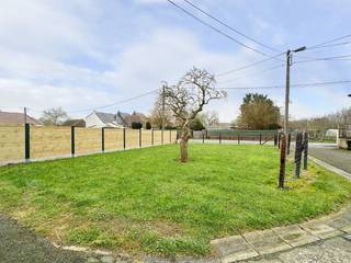 Terrain à bâtir prometteur avec plans approuvés, situé dans un quartier calme et facilement accessible.Ce terrain de 220 m² offre l’occasion idéale...