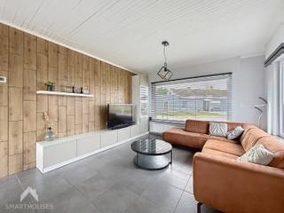 Via de inkomhal betreedt u de lichtrijke en ruime leefruimte met gezellige zit- en eethoek. Aansluitend bevindt zich de halfopen,...