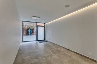 <p>In het bruisende centrum van Aalst, in de levendige Sint-Jorisstraat, bevindt zich dit <strong>volledig instapklare handelsgelijkvloers van 45 m²</strong>. Het pand is ideaal geschikt als <strong>winkel, kantoor of praktijkruimte</strong> en combineert commerciële zichtbaarheid met praktische functionaliteit.</p><p>Het gelijkvloers beschikt over een ruime commerciële ruimte, een volledig uitgeruste keuken, een badkamer en extra opbergruimte, waardoor het geschikt is voor uiteenlopende activiteiten. Dankzij de hoogwaardige afwerking en instapklare staat kan een nieuwe eigenaar of huurder <strong>direct starten met zijn activiteit</strong>.</p><p>De centrale ligging biedt uitstekende bereikbaarheid en veel passage, wat het pand bijzonder aantrekkelijk maakt voor ondernemers die zichtbaarheid en klantentoegang waarderen. Dit is een unieke kans om een compacte, maar volledig uitgeruste commerciële ruimte te verwerven in het <strong>hart van Aalst</strong>.</p>