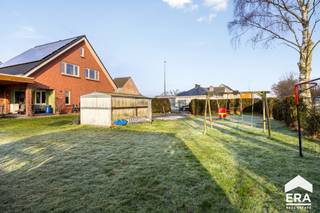 <p>Op zoek naar een woning op een toplocatie? Deze woning is gelegen in een doodlopende straat, vlakbij het groen en toch aan de rand van het centrum waar alle faciliteiten (winkels, scholen, openbaar vervoer, …) binnen handbereik zijn. Een ideale combinatie van rust en bereikbaarheid!<br /><br />De woning bevindt zich op een perceel van 8a 15ca en werd de afgelopen jaren energetisch sterk aangepakt. De huidige eigenaar investeerde volop in duurzaamheid, wat resulteert in een <strong>EPC label A</strong> – een grote troef voor de toekomst.<br /><br />De afwerking werd reeds opgestart. De zolder werd ingericht als slaapkamer en van daaruit werd begonnen met de verdere afwerking van de andere slaapkamers. Op het gelijkvloers dient de woning nog verder opgefrist te worden, maar ze is <strong>perfect instapklaar</strong> en biedt heel wat potentieel om ze verder naar eigen smaak af te werken.</p>

<p><strong>Uitgevoerde verbeteringswerken:</strong></p>

<ul><li>
	<p>Zonnepanelen (2018) met een opbrengst van 6.840 kWh</p>
	</li><li>
	<p>Speksteenkachel (2022)</p>
	</li><li>
	<p>Vernieuwd dak (2017)</p>
	</li><li>
	<p>Badkamer vernieuwd (2021)</p>
	</li><li>
	<p>PVC ramen geplaatst (2023)</p>
	</li><li>
	<p>Gescheiden riolering aangelegd</p>
	</li></ul>

<p>Deze woning is ideaal voor wie rustig wil wonen, energiezuinig wil leven en graag nog zijn eigen stempel drukt op de verdere afwerking.</p>