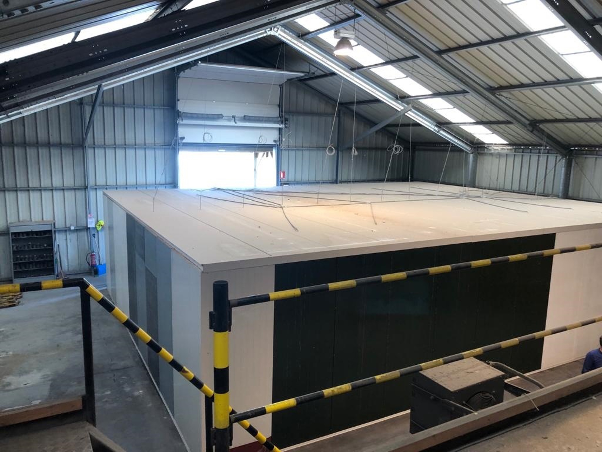 Magazijn 378 m² + kantoor 180m²  en terrein 510m² te huur - foto 4