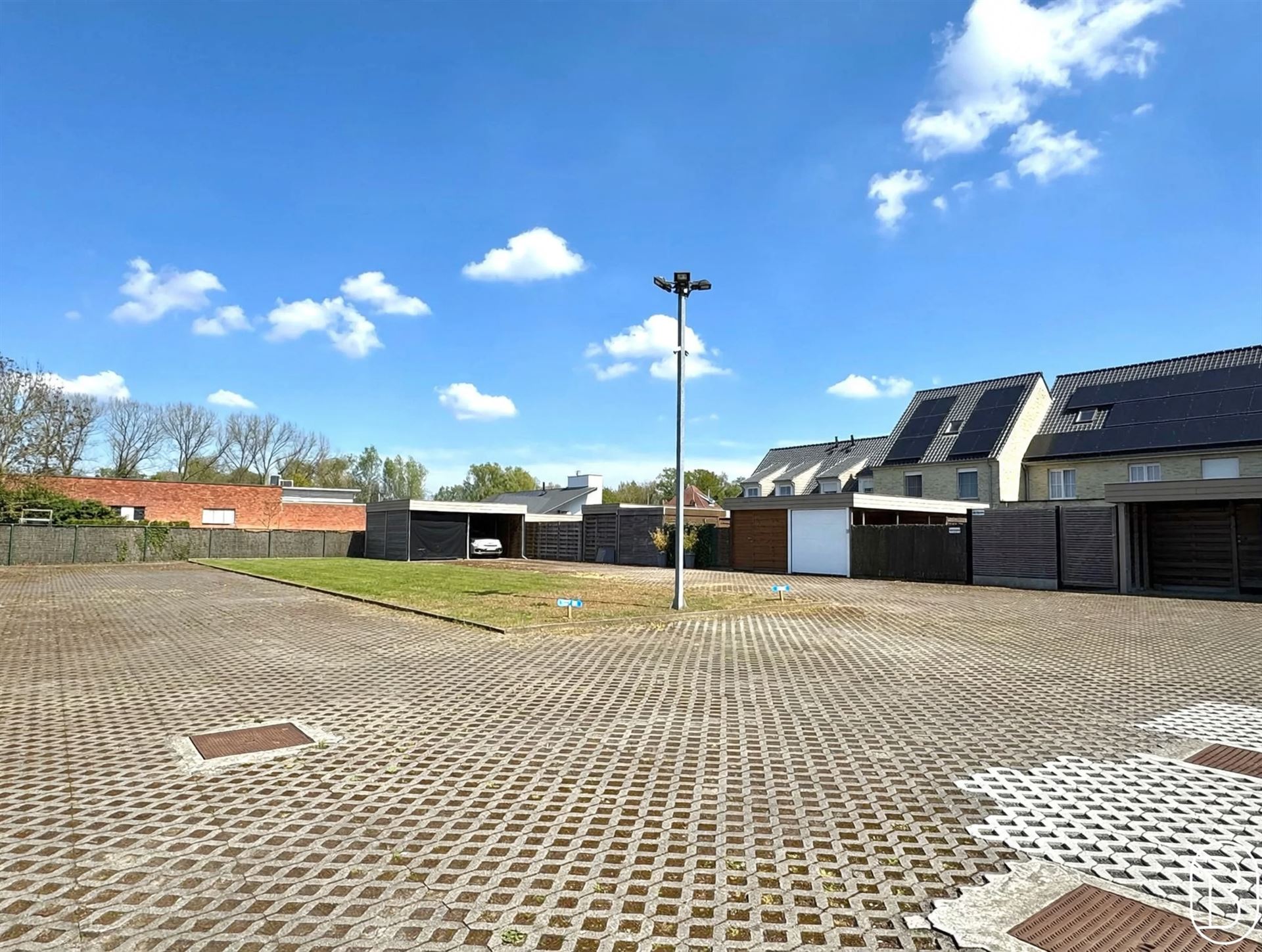 BOVENGRONDSE AUTOSTAANPLAATS, gelegen op een rustige en veilige locatie te INGELMUNSTER! Info: info@immobeguin.be