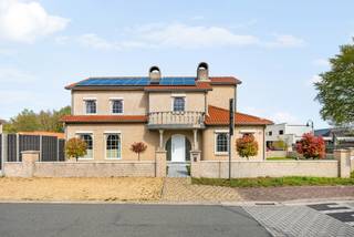 Deze woning in mediterrane stijl is rustig gelegen in Kaulille (Bocholt) op een perceel van 899 m². De woning beschikt over een inkomhal met gastentoilet, een leefruimte, eetkamer, keuken, wasplaats, vier slaapkamers, twee badkamers en een dubbele inpandige garage. Daarnaast is er een volledig ingericht bijgebouw aanwezig.<br /><br />Indeling:<br />Via de centrale inkomhal met gastentoilet betreedt u de woning. Van hieruit heeft u toegang tot de open leefruimte met zithoek en eethoek, die in verbinding staat met de keuken. De keuken is uitgerust met een inductiekookplaat, afzuigkap, vaatwasser, microgolfoven, combi-oven en voldoende opbergruimte. Aansluitend bereikt u de berging/wasplaats, de inpandige garage en de tweede badkamer. Verder bevindt zich op het gelijkvloers nog één ruime slaapkamer, die eveneens perfect kan dienen als bureau of kantoorruimte.<br /><br />Verdieping:<br />Op de verdieping bevinden zich drie slaapkamers en een ruime badkamer dewelke voorzien is van een ligbad, inloopdouche, toilet en dubbele wastafel.<br /><br />De woning is bovendien gedeeltelijk onderkelderd en toegankelijk via de inpandige garage.<br /><br />Bijgebouw:<br />Het bijgebouw wordt betreden via een inkomhal met gastentoilet. Van hieruit heeft u toegang tot de leefruimte met open keuken, uitgerust met de nodige toestellen. Op de verdieping bevinden zich nog één slaapkamer, een wasplaats en een badkamer met douche, enkele wastafel en toilet.<br /><br />Bijzonderheden:<br />* Centrale ligging nabij voorzieningen en scholen<br />* Volledig ingericht bijgebouw<br />* Voldoende parkeergelegenheid aan de woning<br />* Zonnepanelen en thuisbatterij<br />* Veel lichtinval<br />* Voorzien van elektrische rolluiken