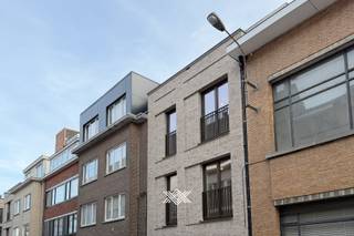 Dit gloednieuwe en bijzonder ruime duplexappartement van 141,90 m² combineert comfort, licht en hedendaagse technieken. Via de inkomhal...