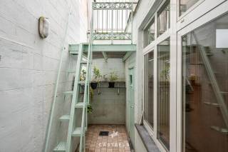 À la recherche d'une maison spacieuse en ville avec un énorme potentiel située dans un emplacement de premier choix à Gand ? Cette maison située dans la Sint-Lievenspoortstraat mérite absolument une visite.<br /><br />Points forts de la maison<br /><br />- 4 chambres, dont une grande chambre d'environ 40 m² au dernier étage<br />- Terrasse ensoleillée d'environ 24 m² accessible depuis le dernier étage<br />- Cour intérieure et terrasse surélevée supplémentaire<br />- Largeur de terrain attrayante de 7,2 mètres<br />- Grand séjour avec hauts plafonds<br />- 2 toilettes<br />- Cuisine et salle de bains en bon état<br />- Buanderie, débarras et cave sèche<br /><br />Cette maison pleine de caractère dispose de pas moins de quatre chambres, dont une pièce polyvalente exceptionnellement spacieuse d'environ 40 m² au dernier étage. Cet espace offre de nombreuses possibilités et peut parfaitement être aménagé en chambre supplémentaire, bureau, salle de loisirs, salle de jeux ou espace professionnel. Depuis cet étage, vous avez également accès à une terrasse ensoleillée de pas moins de 24 m².<br /><br />Grâce à la belle largeur du terrain de 7,2 mètres, la maison bénéficie d'une agréable sensation d’espace. Au rez-de-chaussée, vous trouverez un grand séjour avec hauts plafonds qui donne sur la cuisine. En outre, la maison dispose d'une cour intérieure agréable et d'une terrasse surélevée supplémentaire, vous offrant ainsi plusieurs espaces extérieurs. Pratique également : la maison possède deux toilettes.<br /><br />Rénovation avec possibilités<br /><br />La maison dispose d’un certificat PEB de classe F et constitue une excellente base pour ceux qui recherchent un projet de rénovation avec beaucoup de potentiel. La cuisine et la salle de bains sont encore en bon état, tandis que les volumes généreux et la disposition fonctionnelle offrent de nombreuses possibilités pour moderniser la maison selon vos goûts.<br /><br />Emplacement excellent<br /><br />L’emplacement est sans aucun doute l’un des plus grands atouts. Située dans la très prisée Sint-Lievenspoortstraat, vous êtes à distance de marche et de vélo du centre historique de Gand. Le parc populaire Zuidpark se trouve également à proximité, un endroit idéal pour se détendre, se promener ou faire du sport en pleine nature. Supermarchés, écoles, restaurants, cafés et transports en commun sont aussi dans l’environnement immédiat. Grâce à la proximité de la R40, B401, E17 et E40, vous bénéficiez également d’excellentes connexions vers Bruxelles, Anvers et Courtrai.<br /><br />Intéressé ? Contactez-nous pour organiser une visite sur place.