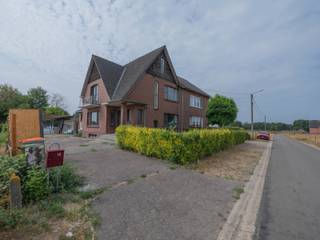 <span><strong>TE RENOVEREN HALFVRIJSTAANDE WONING MET 4 SLAAPKAMERS OP EEN PERCEEL VAN 10A91CA TE DILSEN-STOKKEM (ROTEM)<br /><br />TROEVEN<br /></strong>- Zeer landelijk en rustig gelegen. <br />- Mogelijk te renoveren naar je eigen droomwoning!<br />- Elektriciteit is conform! <br />- Ideale levensloopwoning: badkamer en slaapkamer op het gelijkvloers!<br />- Slaapkamer met balkon en een prachtig weids uitzicht! <br />- Mogelijkheid tot het afbreken van 2 schuren. Ideaal voor de uitbreiding van uw tuin!<br />- Dit pand is momenteel verhuurd. <br /><strong><br />KELDERVERDIEPING -01<br /></strong>- Kelderruimte ((6,40m x 7,60m) + (2,80m x 2,40m) = 55,36m²): deur naar de tuin, betonvloer. <strong><br /><br />GELIJKVLOERS 00<br /></strong>- Inkomhal (2,60m x 2,50m = 6,50m²): trap naar de eerste verdieping, tegelvloer. <br />- Eetplaats/woonkamer (5,00m x 3,60m = 18,00m²): novilon. </span><br /><span>- Keuken (3,50m x 6,00m = 21,00m²): ingerichte keuken in af te werken staat met lades, kasten, oven, koelkast, vriesvak, oven, vaatwasser, keramische kookplaat, tegelvloer. </span><br /><span>- Badkamer (1,90m x 3,00m = 5,70m²): spoelbak, aparte douche met wandbetegeling, zittoilet, aansluiting wasmachine, tegelvloer. </span><br /><span>- Slaapkamer 1 (3,70m x 3,70m = 13,69m²): ook mogelijk in te richten als bureau, pvc vloer. </span><br /><br /><span><strong>VERDIEPING</strong> <strong>+01 00</strong></span><br /><span>- Overloop ((2,50m x 1,00m) + (1,00m x 2,60m) = 5,10m²): trap naar het gelijkvloers, luik naar de zolder, tapijt.<br />- Slaapkamer 2 (3,70m x 3,80m = 14,06m²): tapijt. <br />- Slaapkamer 3 (3,60m x 4,15m = 14,94m²): muurkasten, schuifdeur naar balkon, tapijt. <br />- Slaapkamer 4 (3,70m x 6,25m = 23,13m²): muurkasten, tapijt. <br /><br /><strong>ZOLDERVERDIEPING</strong> <strong>+02 </strong><br /></span><br /><span><strong>EXTERIEUR | 2 SCHUREN VOOR AFBRAAK OF RENOVATIE. </strong></span><br /><span><br /><strong>EXTRA INFORMATIE <br /></strong><span>Dit pand kan onderhevig zijn aan de renovatieverplichting die door de Vlaamse overheid wordt opgelegd voor residentiële gebouwen. Alle informatie kunt u terugvinden via https://www.vlaanderen.be/een-woning-kopen/renovatieverplichting-voor-residentiele-gebouwen-vanaf-2023.<br /><br /><strong>TOELICHTING VERHUURDE WONING</strong><br />Deze woning wordt momenteel verhuurd. De koper dient dus rekening te houden met het lopende huurcontract. De huurovereenkomst opzeggen voor eigen bewoning kan van zodra u eigenaar bent en mits een opzegtermijn van 6 maanden. <br />U dient er rekening mee te houden dat de huurder deze termijn krijgt om een nieuwe woonst te zoeken.<br /></span><br />Bekijkt u deze advertentie via een aanverwante vastgoedsite, surf dan zeker naar onze website <strong>www.N78vastgoed.be</strong> voor een uitgebreide beschrijving en foto's. <strong>Meer info: +32 (0)89 86 18 88 of info@N78vastgoed.be.</strong></span>