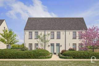 <p><span>Luxe BEN nieuwbouw-woning op prachtig terrein met agrarisch uitzicht</span></p><p><span> </span></p><p><span>Deze woning maakt onderdeel uit van het luxe nieuwbouwproject "Kriekenhof" te Zevergem, De Pinte. Dit project omvat 7 nieuwbouw-woningen, ideaal gelegen aan verschillende grote invalswegen, en toch met een idyllisch landelijk uitzicht. Geniet van de perfecte balans tussen wonen en bereikbaarheid dankzij de uitstekende verbindingen naar Gent en Brussel via de E17. Het concept werd bedacht met als inspiratie een landelijk woonerf. Elke woning beschikt over een eigen privatieve buitenruimte, alsook zijn er gemeenschappelijke groene buitenruimtes. De woningen beschikken over alle hedendaags comfort. De woningen worden opgeleverd met een hoogwaardige afwerking en kwalitatieve materialen.</span></p><p><span> </span></p><p><span>De woning wordt voorzien van zonnepanelen, een lucht/water warmtepomp met vloerverwarming en een ventilatiesysteem D.</span></p><p><span> </span></p><p><span>Deze woning is de rechtse woning van de tweede blok, links op het terrein.</span></p><p><span>U betreedt de woning via de inkomhal met apart toilet en trap naar de eerste verdieping. Aansluitend vindt u de leefruimte die naadloos overgaat in de open keuken. De keuken is volledig te personaliseren naar eigen smaak, met 2 voorgestelde opstellingen waaruit u kan kiezen. Zo kan u de materialen en kleuren zelf kiezen. Onder de trap is een praktische bergruimte.</span></p><p><span>Op de 1</span><span><sup>ste</sup></span><span> verdieping vindt u 3 ruime slaapkamers en de badkamer. Ook voor de badkamer kunnen de materialen en kleuren gekozen worden, voor een op maat gemaakt gevoel. Op de 2</span><span><sup>de</sup></span><span> verdieping bevindt zich de 4</span><span><sup>de</sup></span><span> slaapkamer of polyvalente ruimte, alsook een technische zolderruimte.</span></p><p><span>Achteraan de woning vindt u de rustige private tuin met gezellig zonneterras terug. De tuinen worden voorzien van een omheining en beplanting.</span></p><p><span> </span></p><p><span>Bij elke woning hoort minstens 1 parkeerplaats van € 18.000 (apart aan te kopen). Er is mogelijkheid om een 2</span><span><sup>de</sup></span><span> parkeerplaats bijkomend aan te kopen.</span></p><p><span>Naast de parking ligt de gemeenschappelijke fietsenstalling, waar elke woning zijn eigen fiets-staanplaatsen toegewezen heeft.</span></p><p><span> </span></p><p><span>Prijzen exclusief registratierechten op de grond en btw op constructie</span><span>.</span></p>