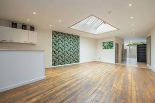 Handelshuis met ruime winkel en duplex appartement in dorp 's GravenwezelOp een zichtlocatie langs de levendige Wijnegemsteenweg in 's Gravenwezel,...