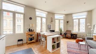 Dit gezellige appartement van ca 72 m² is gelegen op de tweede verdieping in een charmante herenwoning op de hoek met de Broederminstraat. Een...