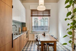In de Anselmostraat ontdekt u een volledig gerenoveerd huis waar authenticiteit en comfort elkaar vinden. De hoge plafonds en de...