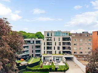 Bent u op zoek naar een stijlvol, energiezuinig en volledig instapklaar appartement in het centrum van Genk? Dan is dit prachtige appartement in het recente project Pura Vida, gelegen aan de Winterslagstraat 75 te Genk, precies wat u zoekt.<br /><br />Met een bruikbare oppervlakte van 94 m² (bron EPC) biedt dit appartement een comfortabele en aangename indeling, afgewerkt met kwalitatieve materialen en oog voor detail. Dankzij de uitstekende ligging bevindt u zich op wandelafstand van winkels, horeca, openbaar vervoer en alle voorzieningen die het stadscentrum te bieden heeft.<br /><br />Indeling<br />Ruime en lichtrijke leefruimte<br />Moderne, volledig afgewerkte keuken<br />2 slaapkamers<br />Praktische berging/wasplaats<br />Hedendaagse badkamer<br />Aangenaam terras waar u in alle rust kunt genieten +- 12m²<br /><br />Extra troeven<br /><br />Recent appartement – volledig instapklaar<br />Energiezuinig wonen met een EPC-score van slechts 34 kWh/m²/jaar<br />Privatieve kelderberging inbegrepen<br />Hoogwaardige afwerking en moderne uitstraling<br />Centrale ligging in Genk<br />Ideaal als eigen woonst of als investering<br /><br />Een ondergrondse autostaanplaats is beschikbaar en dient mee aangekocht te worden voor<br /> € 25.000 meerprijs.<br /><br />Dit appartement combineert wooncomfort, energiezuinigheid en een toplocatie in een aantrekkelijk geheel. Een unieke kans voor wie zonder zorgen wil verhuizen naar een recente en perfect afgewerkte woonst.